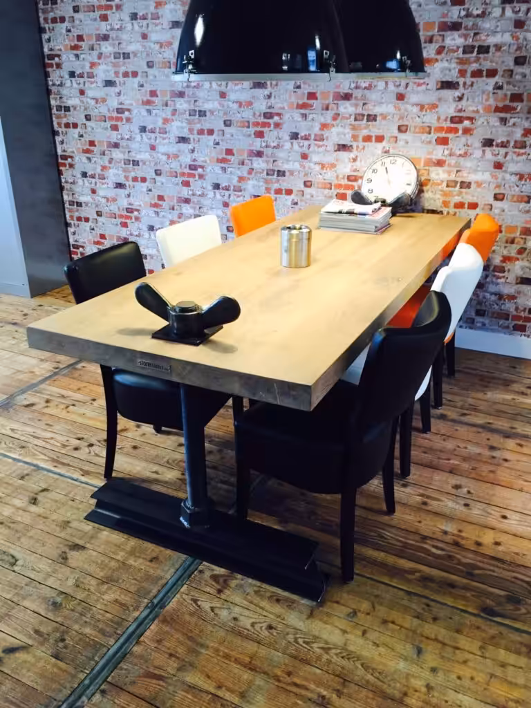 Artistieke houten tafel Artistieke houten tafel
