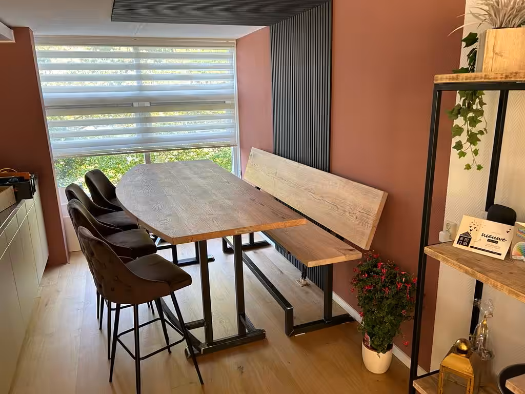 Houten eettafel met en houten bank op stalen onderstellen Houten eettafel met en houten bank op stalen onderstellen