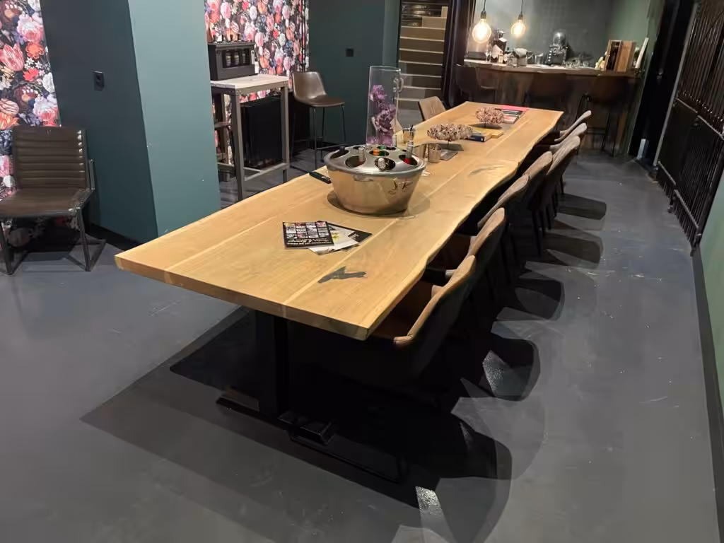 Houten eettafel met stalen poten Houten eettafel met stalen poten