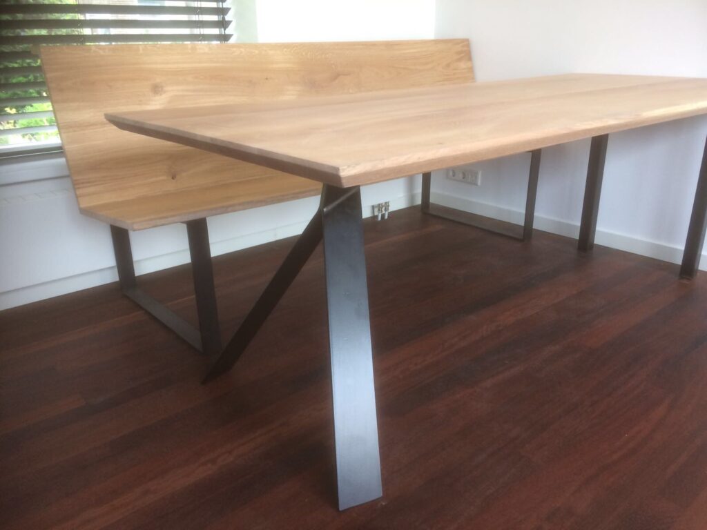 Houten eettafel met stalen poten