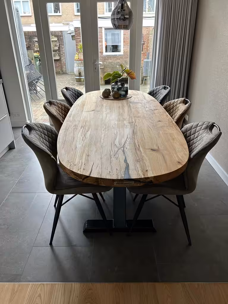 Houten eettafel met stalen poten Houten eettafel met stalen poten