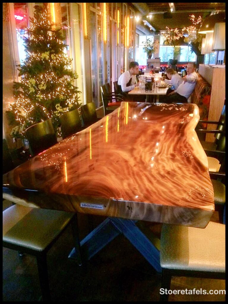 Houten epoxy tafel
