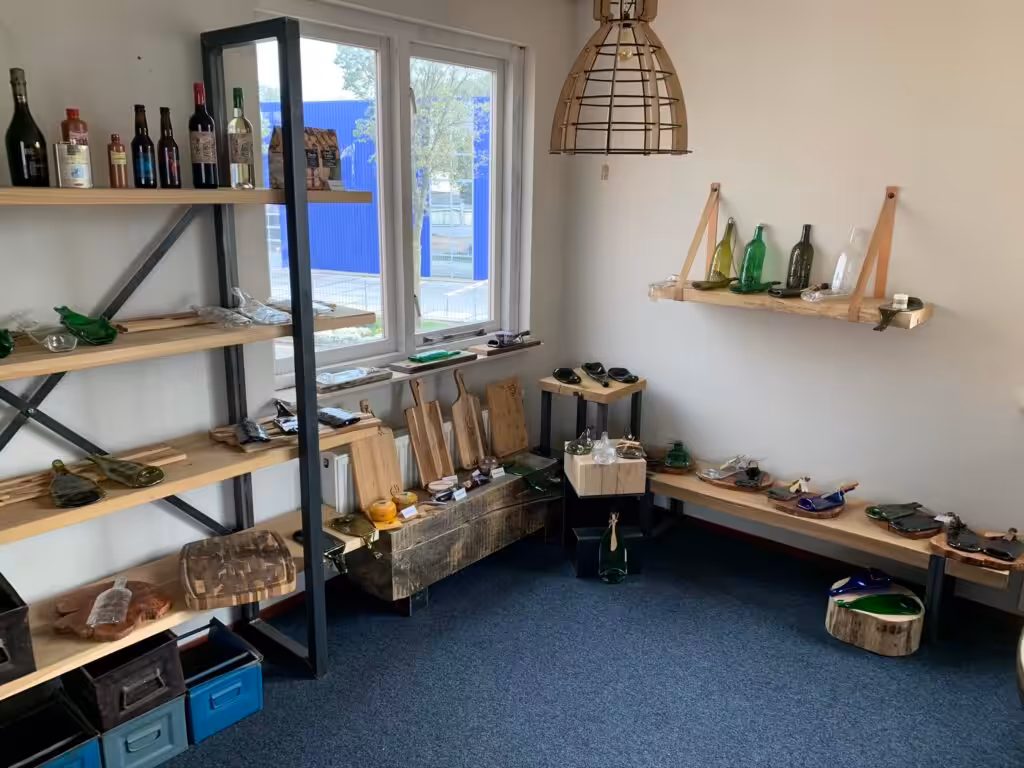 Houten kasten met stalen poten en een houten plank die aan de muur hangt Houten kasten met stalen poten en een houten plank die aan de muur hangt