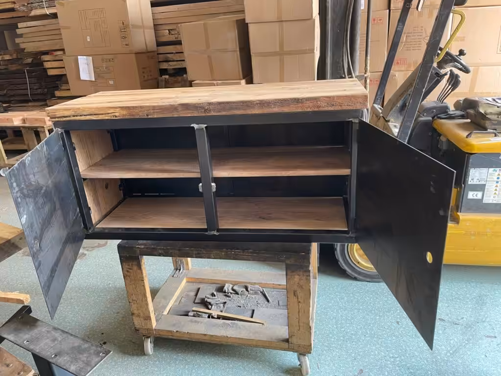 Houten kastje met stalen deurtjes Houten kastje met stalen deurtjes