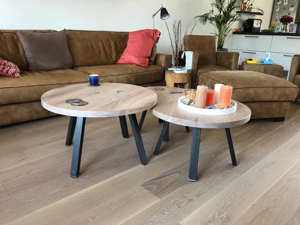 houten lounge-tafels met stalen poten