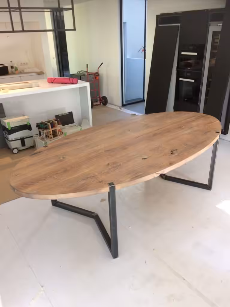 Houten ovalen tafel met stalen poten Houten ovalen tafel met stalen poten