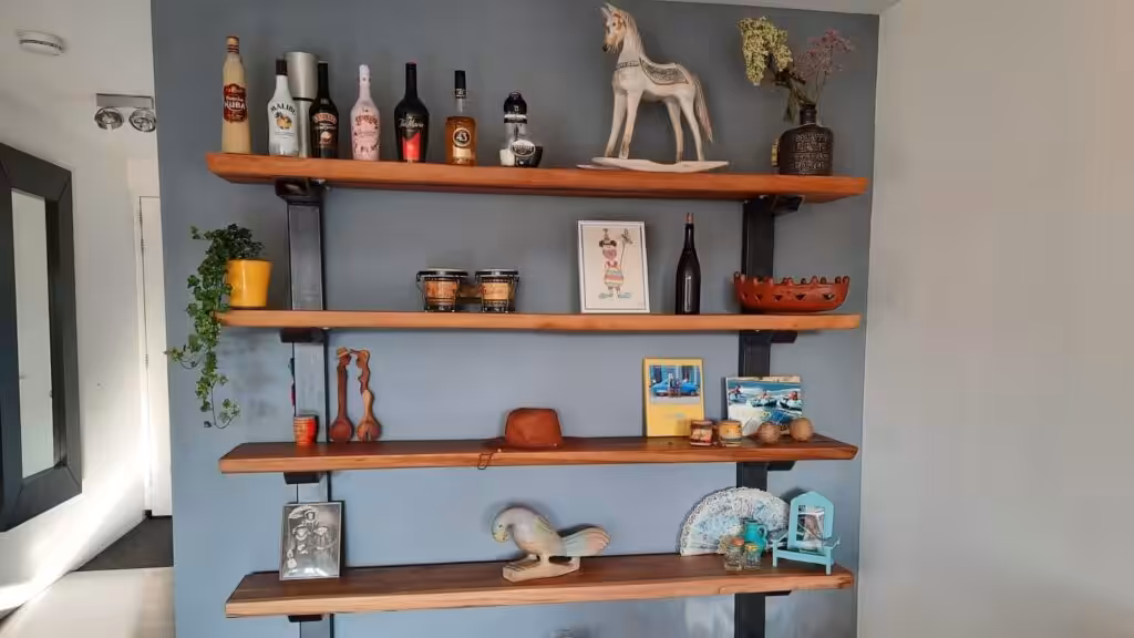 Houten planken wandkast Houten planken wandkast