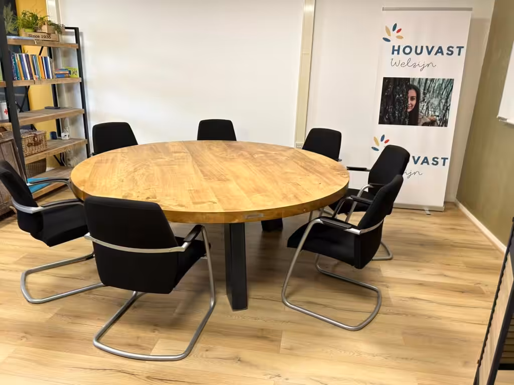 Houten ronde tafel met stalen poten Houten ronde tafel met stalen poten