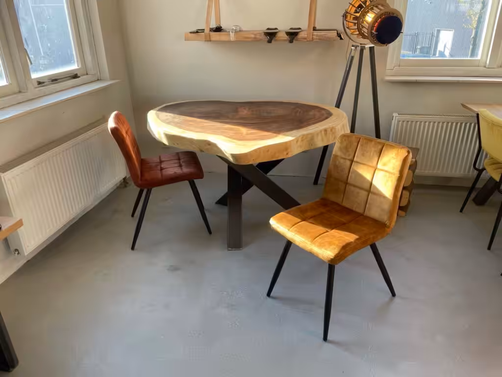 Houten tafel met stalen onderstel Houten tafel met stalen onderstel