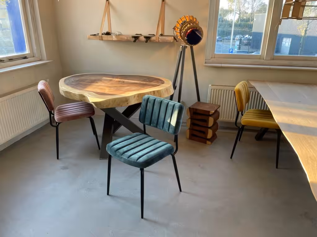Houten tafel met stalen onderstel Houten tafel met stalen onderstel