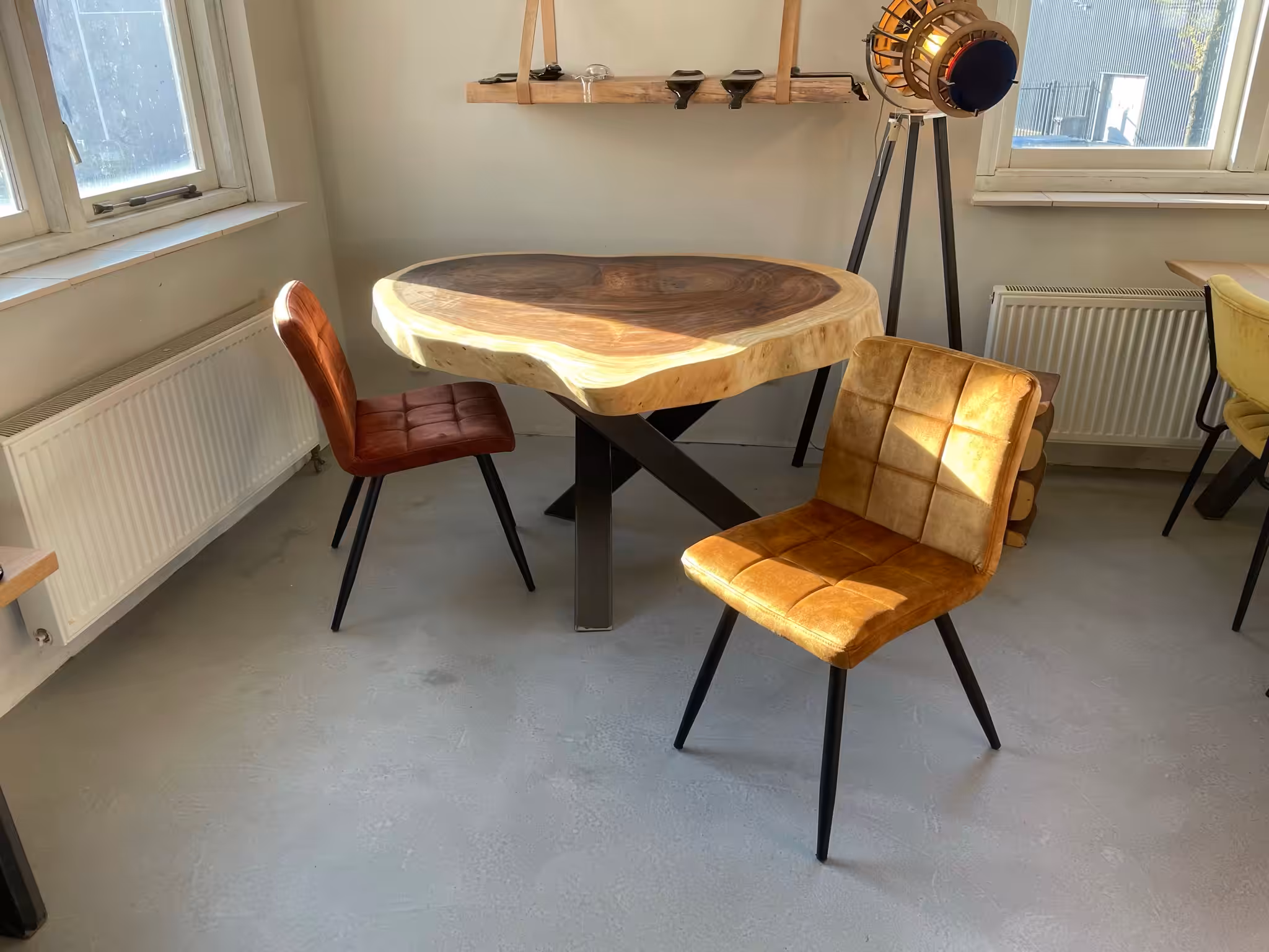 houten tafel met stalen onderstel Afwerking Monocoat