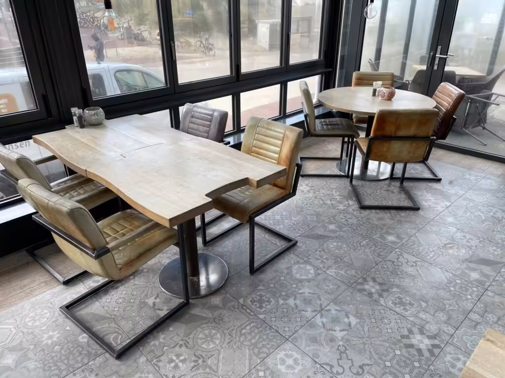 Houten tafels die als een puzzel in elkaar passen en zo elkaar kunnen verlengen Houten tafels die als een puzzel in elkaar passen en zo elkaar kunnen verlengen