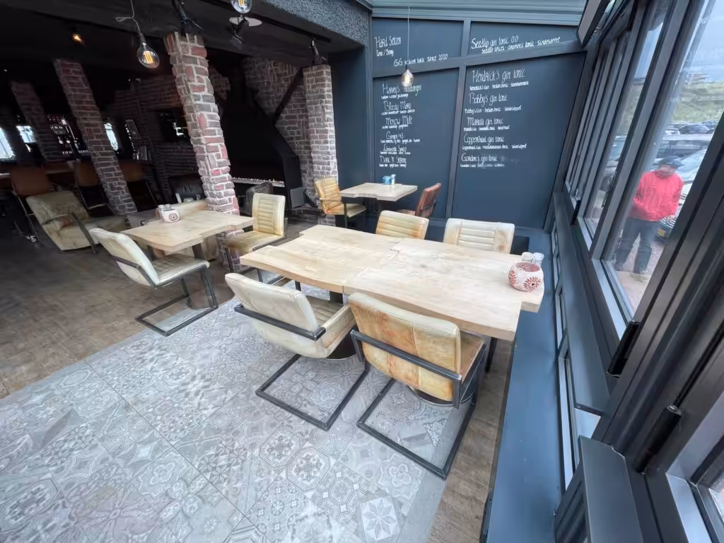 Houten tafels die als een puzzel in elkaar passen en zo elkaar kunnen verlengen Houten tafels die als een puzzel in elkaar passen en zo elkaar kunnen verlengen