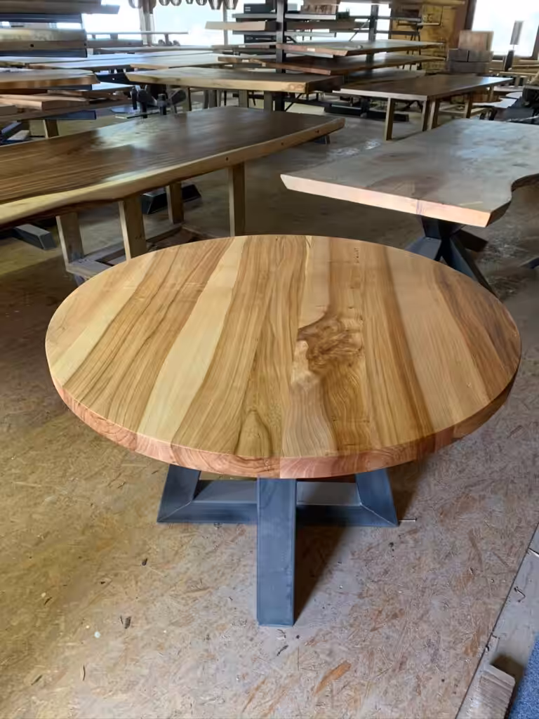 Lage ronde houten tafel met stalen onderstel Lage ronde houten tafel met stalen onderstel