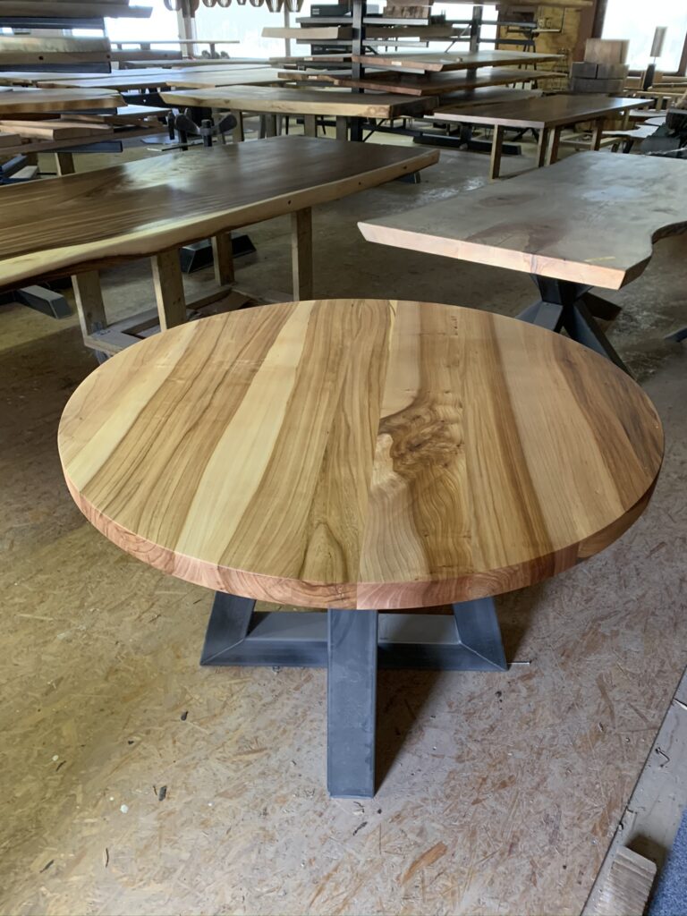 Lage ronde houten tafel met stalen onderstel