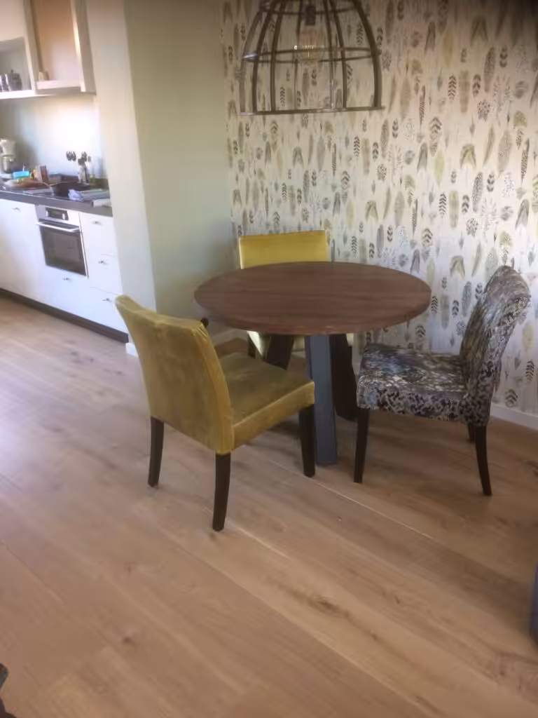 Ronde houten lounge-tafel met stalen onderstel Ronde houten lounge-tafel met stalen onderstel