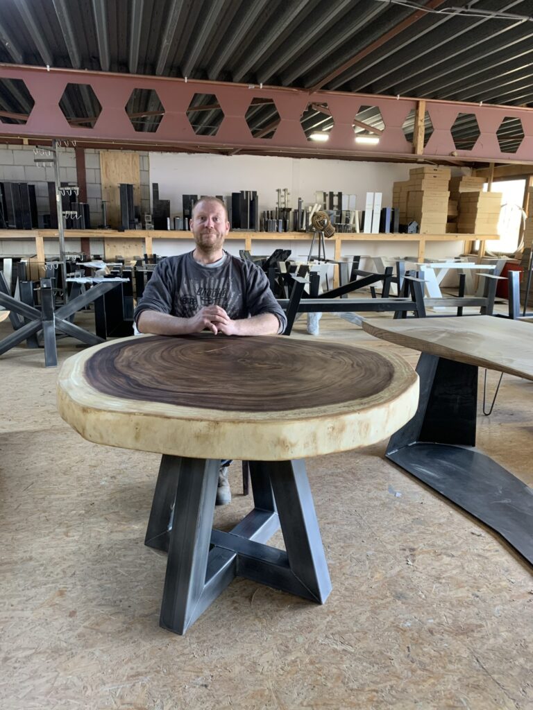 Ronde houten tafel met stalen onderstel
