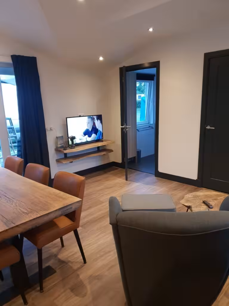 TV-kast van hout die aan de muur hangt TV-kast van hout die aan de muur hangt